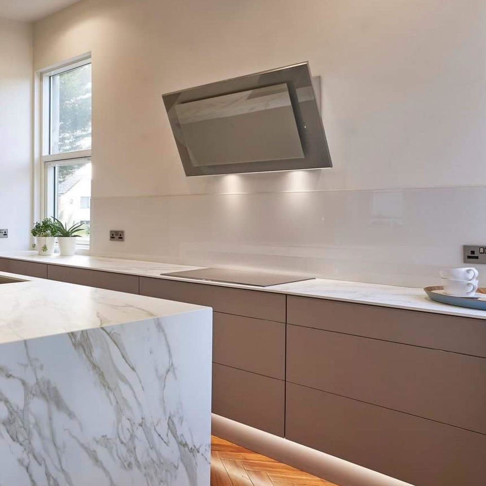 What is better, glass or acrylic splashbacks?